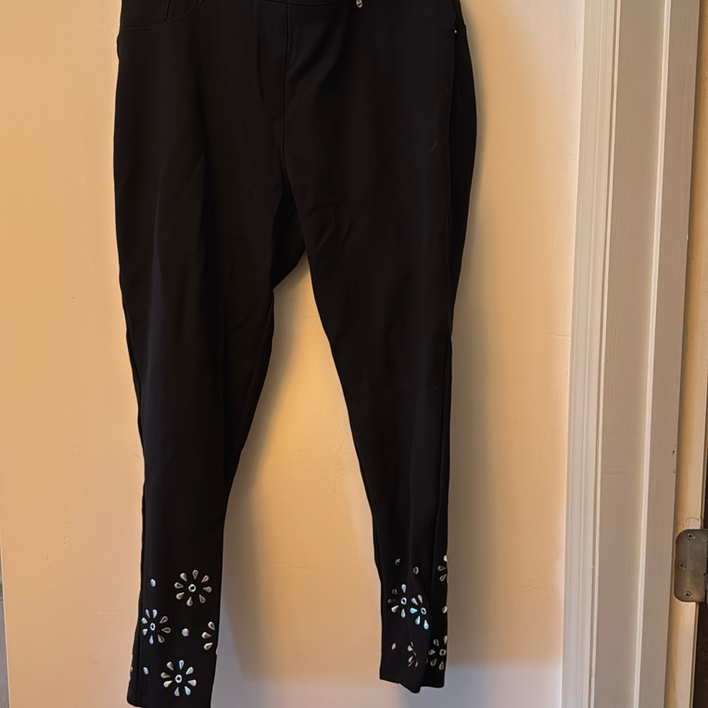 Slim Factor by Investments. Straight leg. Stretch waist. Cropped Pants  size M.